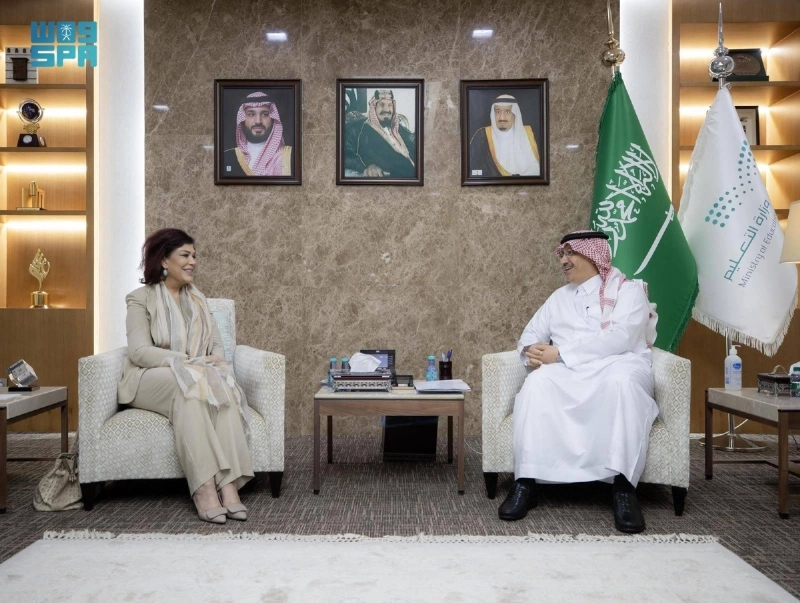 يوسف البنيان خلال لقائه صفية السهيل (مكة)