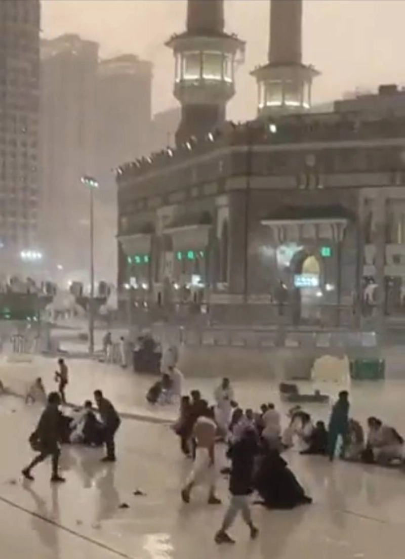 من آثار الأمطار والرياح على مكة أمس الأول (أنس الحارثي)