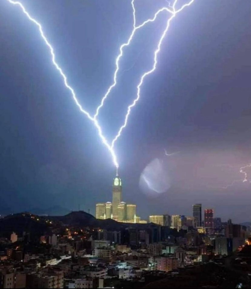 البروق تضرب برج الساعة (مكة)