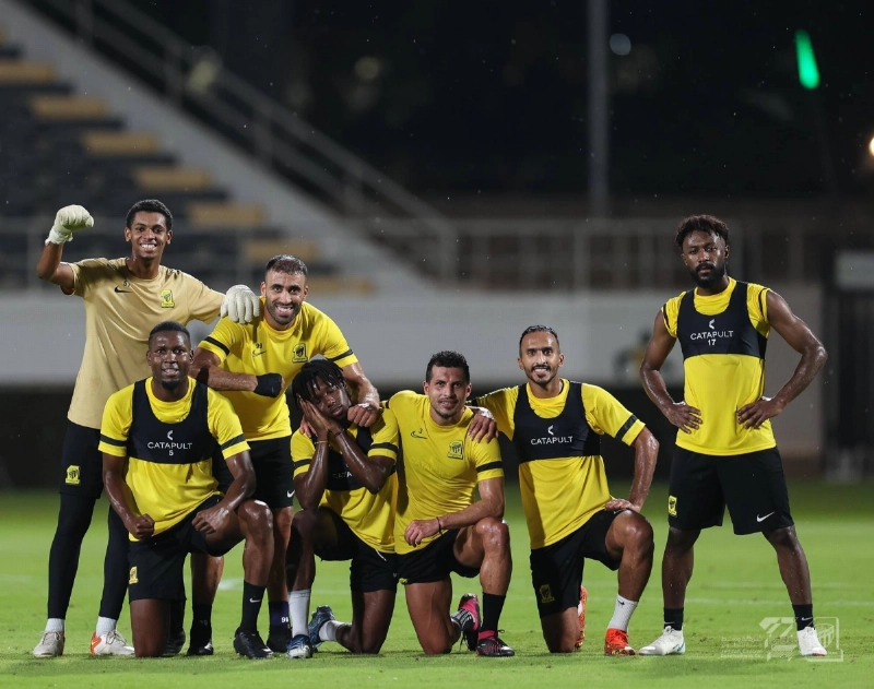 لاعبو الاتحاد بعد المناورة أمس