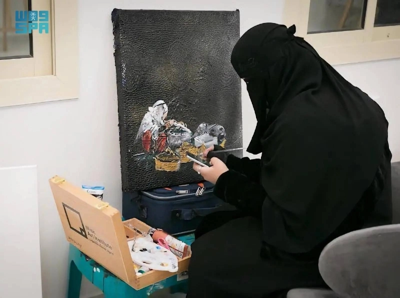 تشكيلية خلال عمل لوحة فنية (مكة)