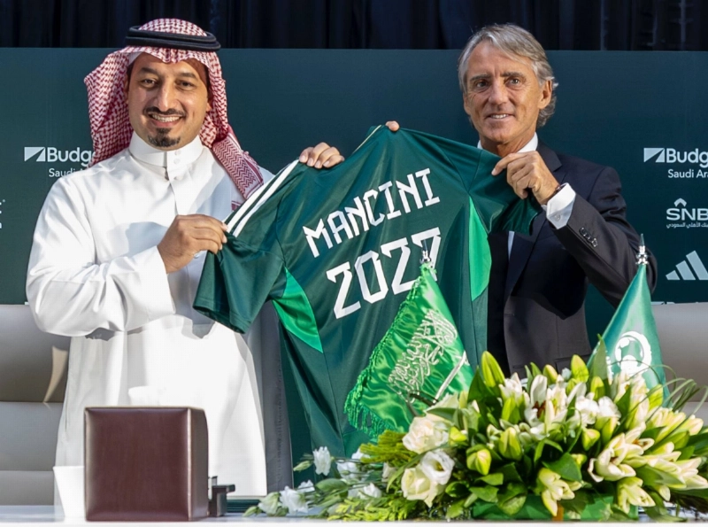 ياسر المسحل ومانشيني بعد توقيع العقد