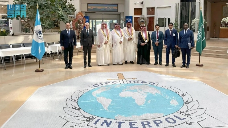 الوفد السعودي مع مسؤولي الإنتربول في مدينة ليون