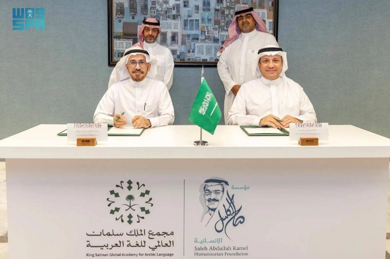 الوشمي وابن زارع خلال التوقيع (مكة)