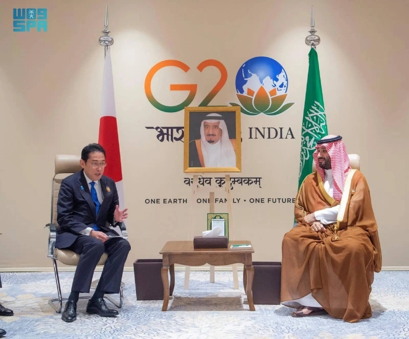 ولي العهد خلال اجتماعه مع رئيس وزراء اليابان