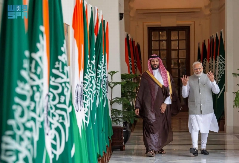 الأمير محمد بن سلمان خلال لقائه ناريندرا مودي في قصر حيدر أباد (واس)