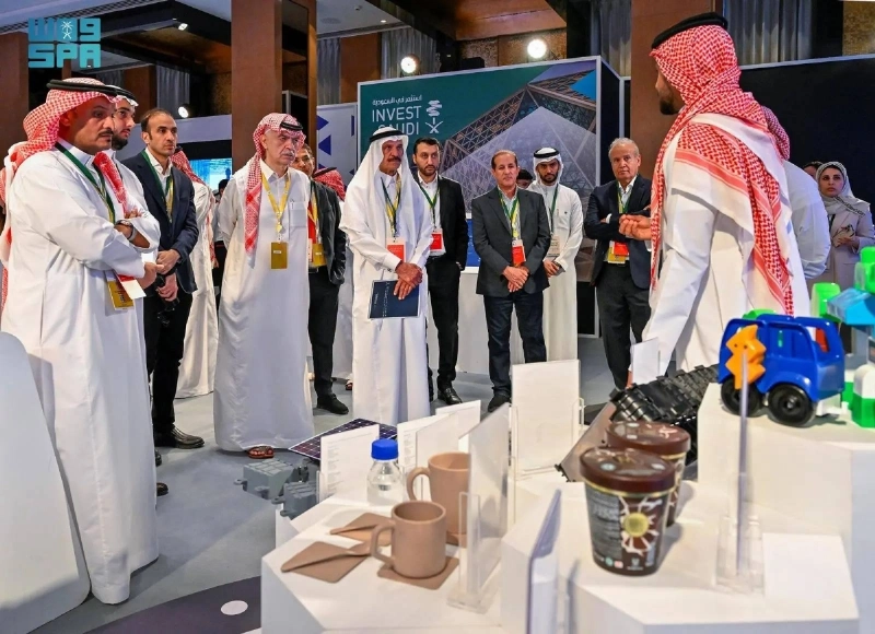 الوفد الإعلامي لدى زيارته واحة الإعلام (واس)