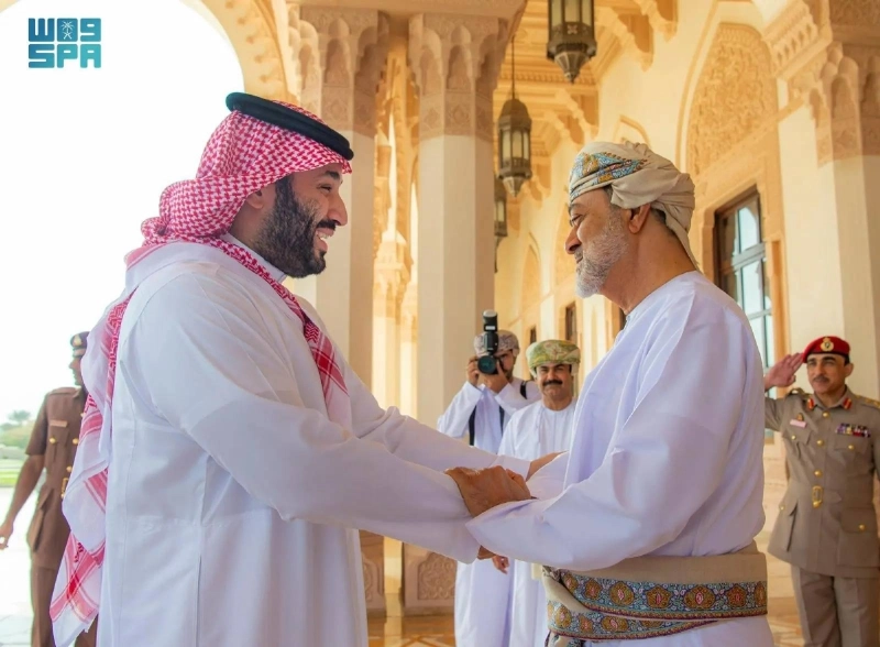 .. ويصافح سلطان عمان