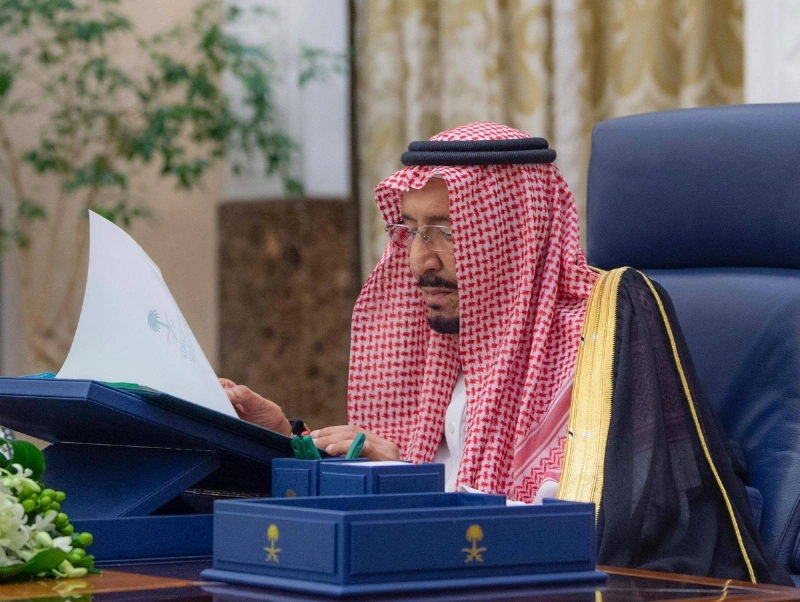 خادم الحرمين لدى ترؤسه جلسة مجلس الوزراء في نيوم أمس (واس)