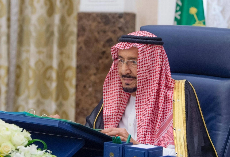 خادم الحرمين لدى ترؤسه جلسة مجلس الوزراء في نيوم أمس (واس)