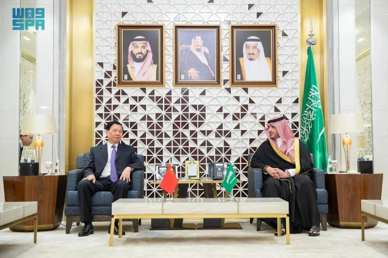 عبدالعزيز بن سعود خلال اجتماعه مع الوزير الصيني (مكة)