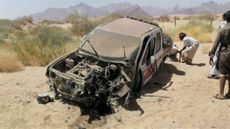 سيارة مدنية بعد تعرضها للغم حوثي بالحديدة (مكة)