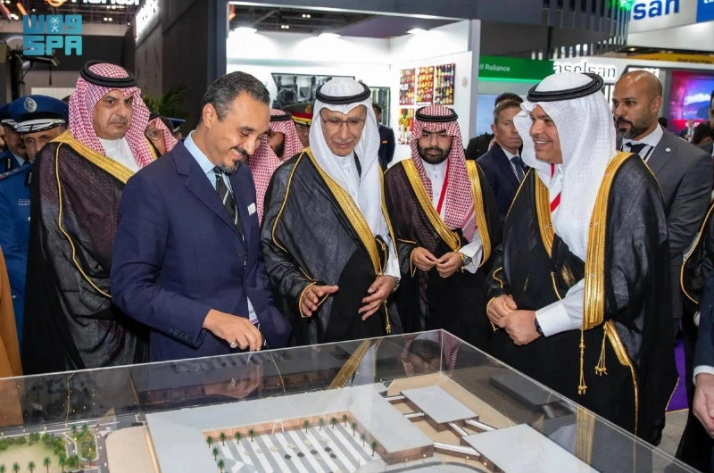 خالد بن بندر خلال زيارته جناح المملكة في لندن (واس)