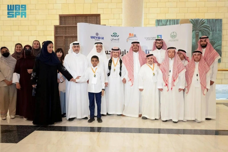 نائب أمير الرياض مع مسؤولي جمعية أصدقاء ذوي الإعاقة (مكة)