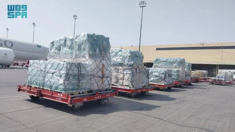 المساعدات الغذائية والايوائية التي حملتها الطائرة (مكة)