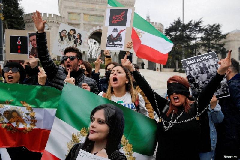 صورة مهسا أميني في أحد شوارع أوروبا (مكة)