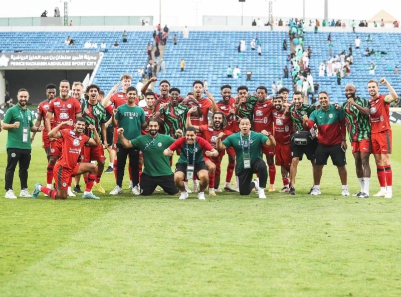 ماكسيمان يحتفل بهدفه في شباك التعاون
