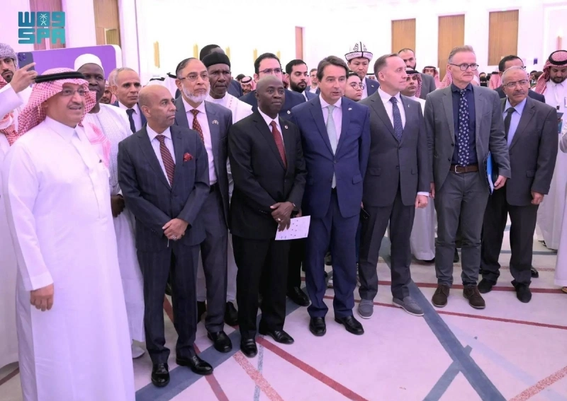 يوسف البنيان خلال افتتاح الملتقى (مكة)