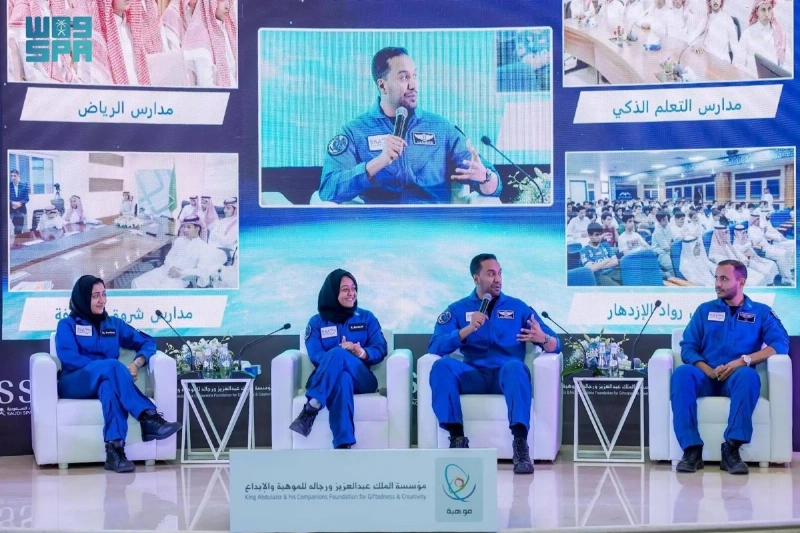 رواد الفضاء خلال حديثهم (مكة)