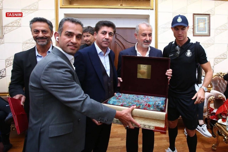 بيرسيبوليس يهدي رونالدو سجادا إيرانيا
