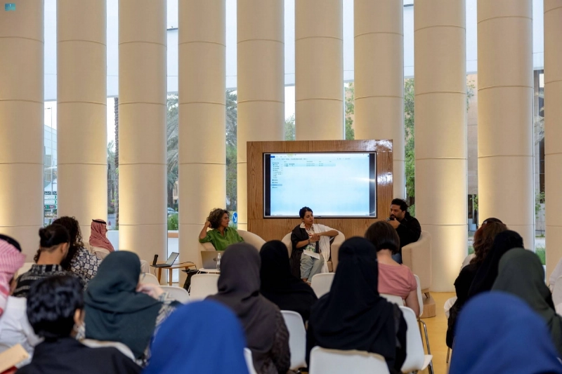 إحدى جلسات الندوة (مكة)