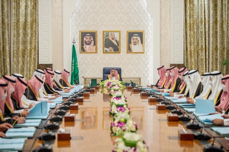 خادم الحرمين لدى ترؤسه جلسة مجلس الوزراء في نيوم (واس)