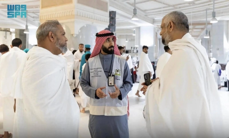 معتمران يستعينان بأحد المترجمين (مكة)