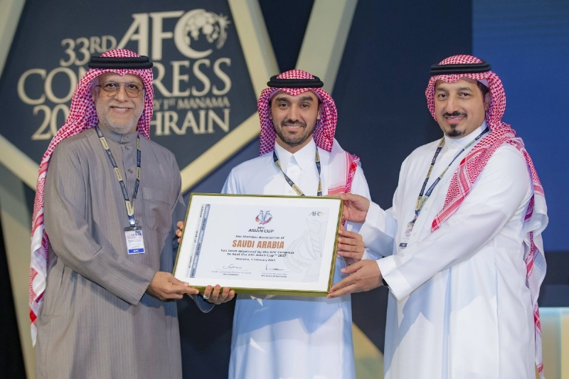 عبدالعزيز بن تركي لحظة تسلمه استضافة كأس آسيا 2027 من سلمان آل خليفة
