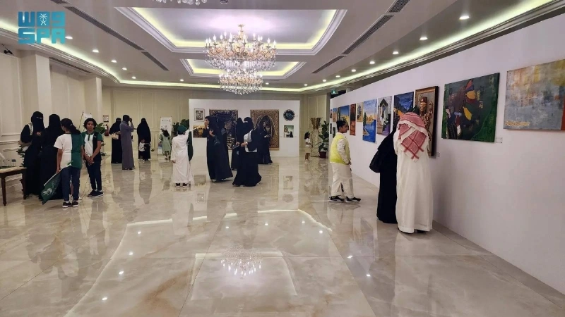 تفاعل الزوار مع اللوحات التشكيلية (مكة)