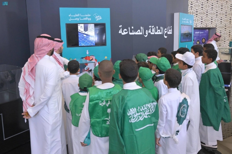 طلاب يستمعون لشرح بالمعرض (مكة)