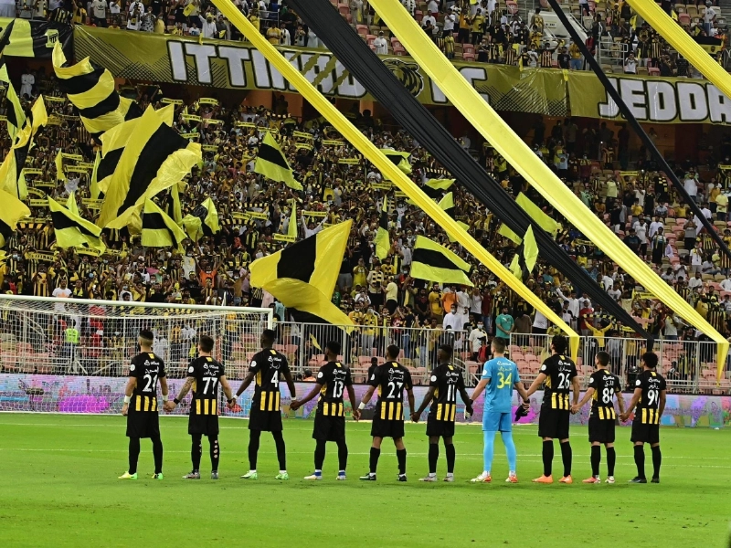 لاعبو الاتحاد يحيون جماهيرهم