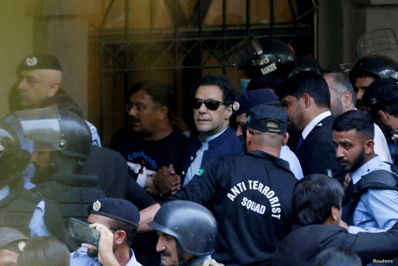 عمران خان أثناء نقله لزنزانة أخرى (مكة)