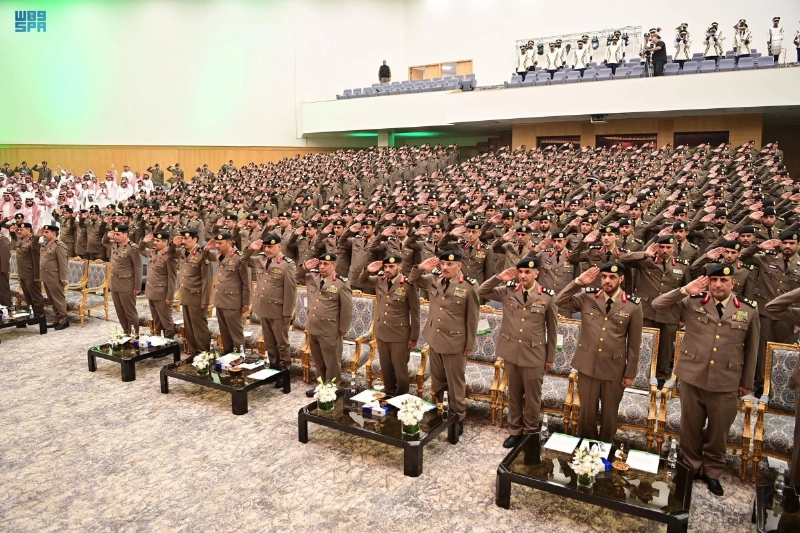 الضباط يستعرضون في حفل التخرج (مكة)