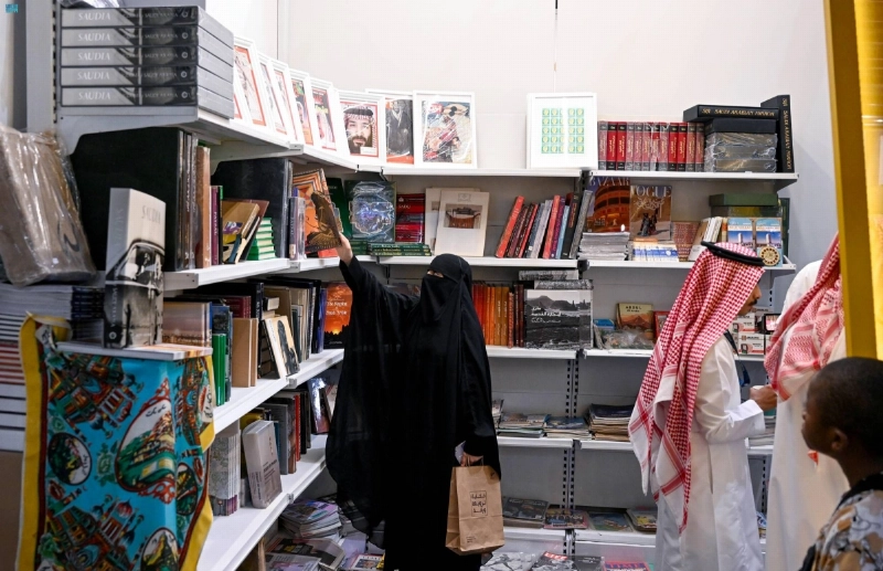 زوار خلال اطلاعهم على المجلات (مكة)