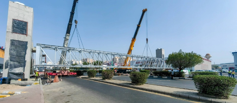 تسعى الجهات المعنية بالعاصمة المقدسة إلى رفع مستوى الأمان للمشاة الذين يرغبون في عبور الطرقات من جميع الاتجاهات، ومع تزايد عدد الجسور برزت الحاجة لمنع مرور المركبات أثناء العمل ورفع الأوزان الضخمة، حفاظا على سلامة المارة. (أنس الحارثي)