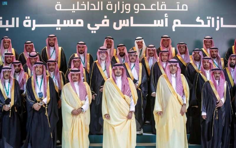 عبدالعزيز بن سعود متوسطا المتقاعدين (مكة)