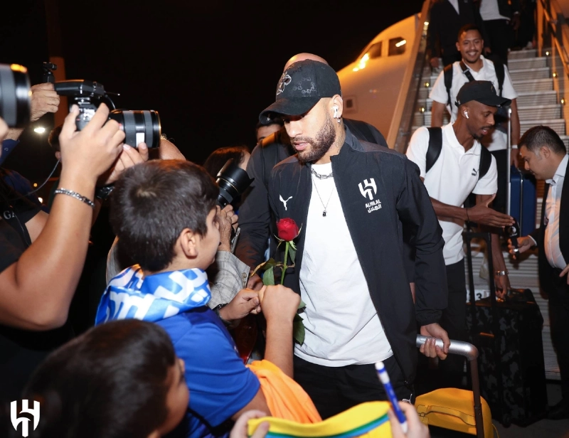 استقبال نيمار بالورود لحظة وصول بعثة الهلال لمطار طهران