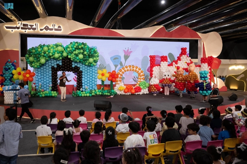 أطفال خلال مشاهدة المسرح (مكة)