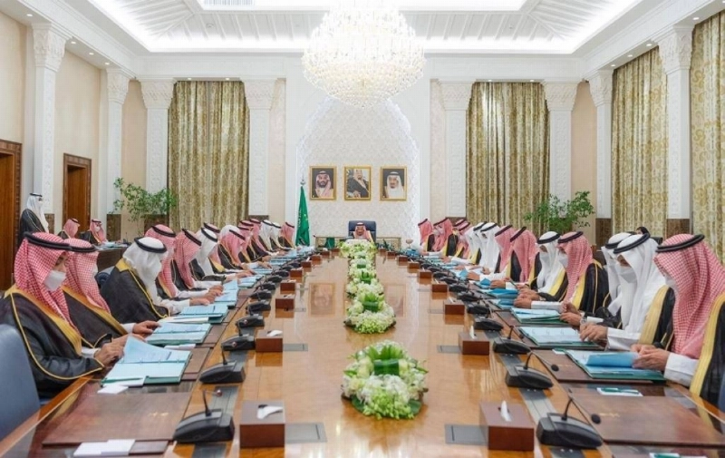خادم الحرمين لدى ترؤسه جلسة مجلس الوزراء في نيوم أمس (واس)