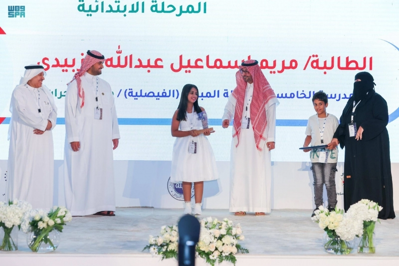 تكريم طالبة فازت بجائزة المواطنة المسئولة (مكة)