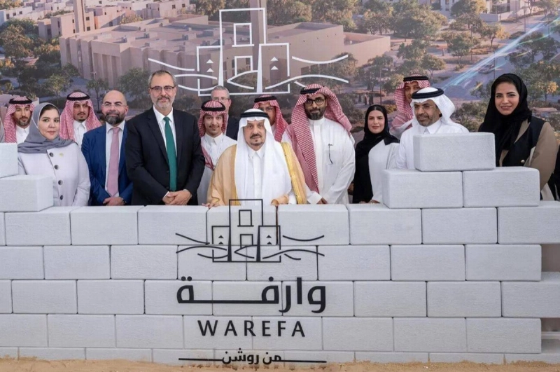 فيصل بن بندر بعد وضع حجر الأساس (مكة)