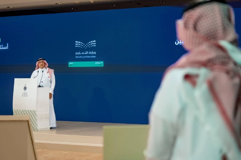 يوسف البنيان متحدثا خلال المؤتمر أمس (مكة)