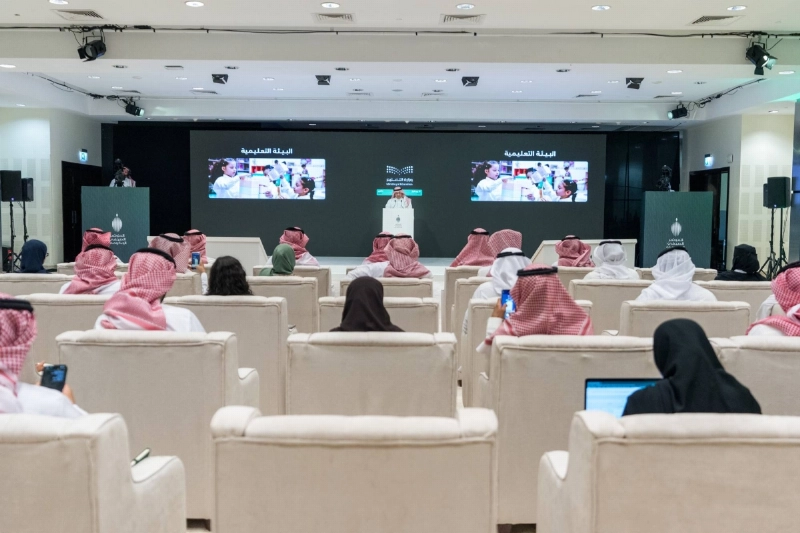 يوسف البينان متحدثا خلال المؤتمر (مكة)