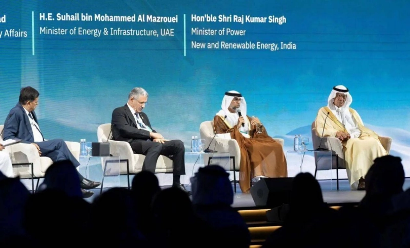 عبدالعزيز بن سلمان خلال مشاركته بالجلسة