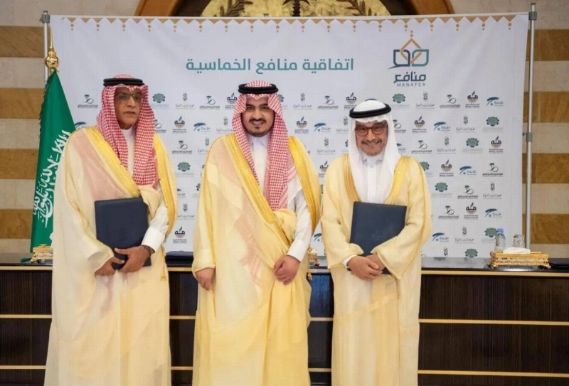 بدر بن سلطان خلال حضوره توقيع الاتفاقية