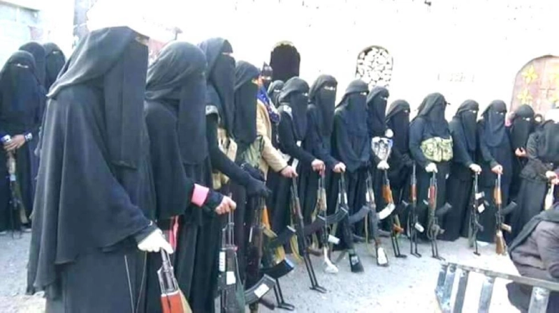 يمنيات يجري تدريبهن على حمل السلاح (مكة)