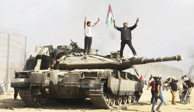 فلسطينيون يحتفلون على مدرعة إسرائيلية (مكة)