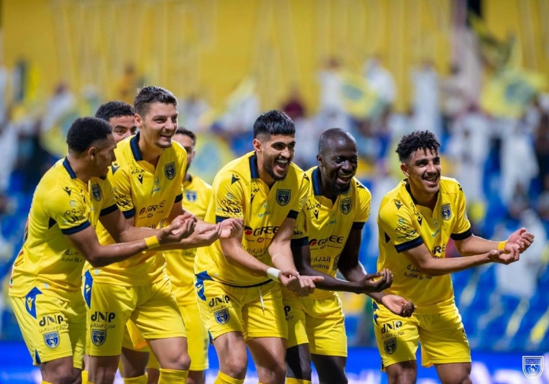 لاعبو التعاون بعد الفوز