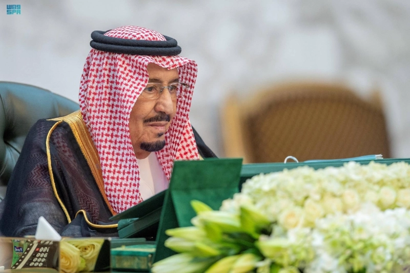 خادم الحرمين لدى ترؤسه جلسة مجلس الوزراء بالرياض أمس (واس)