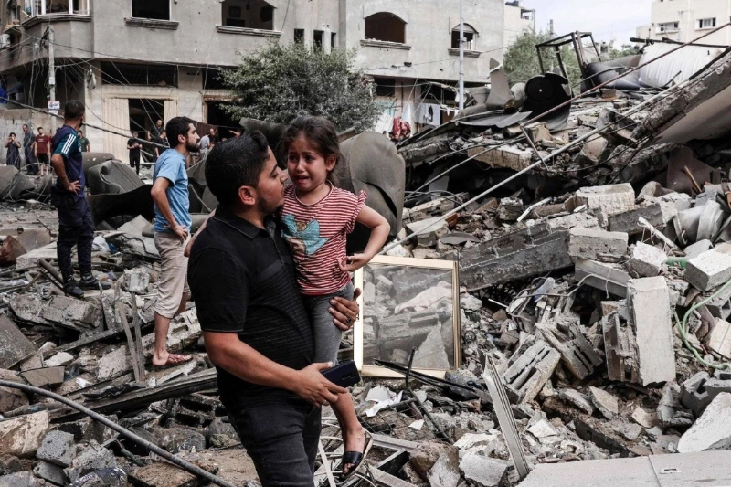 طفلة فلسطينية تبكي بيتها المدمر (مكة)